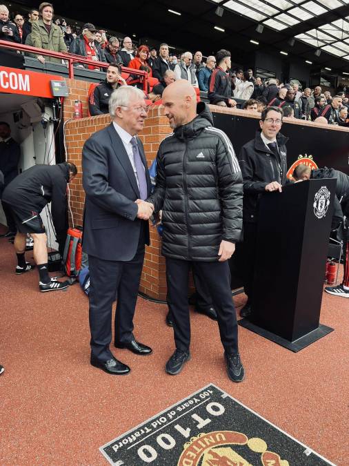 Sir Alex Ferguson saludando al entrenador del Manchester United, Erik ten Hag, antes del partido.