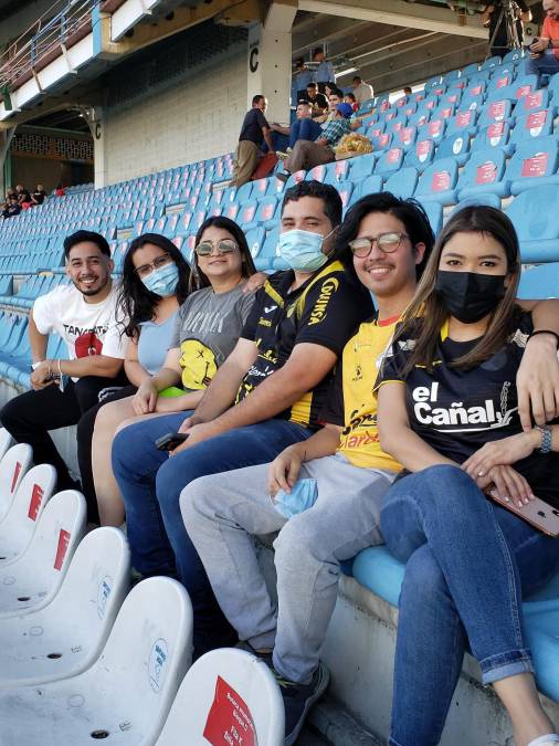 Ellos fueron de los pocos aficionados que llegaron a presenciar el clásico Real España vs Olimpia. 