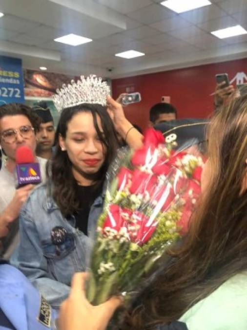 En medio de la algarabía en el aeropuerto, la jovencita no resistió sus sentimientos y las lágrimas comenzaron a rodar sobre su rostro.