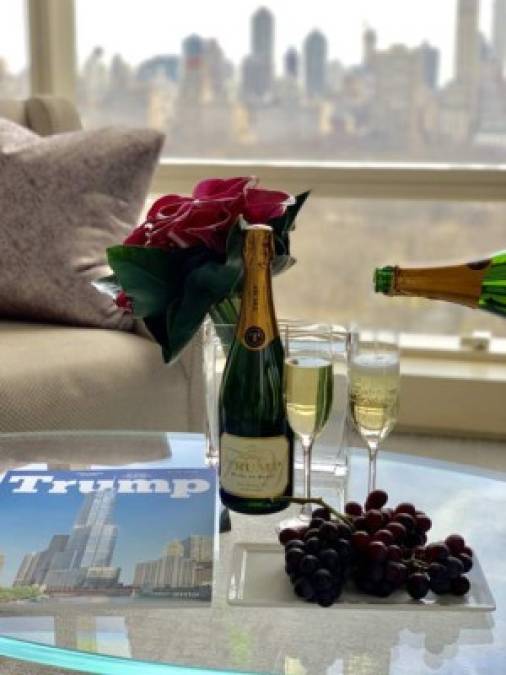 Es además el único hotel en Manhattan en recibir las cinco estrellas de Forbes y los cinco diamantes de AAA Five-Diamond.