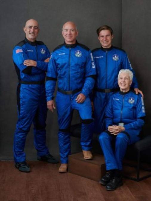 Los hermanos Bezo posaron junto al adolescente Oliver Daemen y la piloto Wally Funk tras regresar a la Tierra.