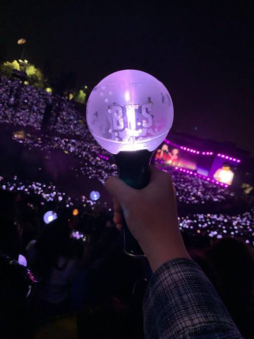 El color oficial del fandom de BTS es el color púrpura o morado. Aunque el Army Bomb oficial emite luz color blanco, el púrpura se posicionó como el color del fandom con el paso del tiempo. Reafirmado por la frase “Borahae” o “I purple you” que hizo popular Taehyung, uno de los integrantes del grupo.