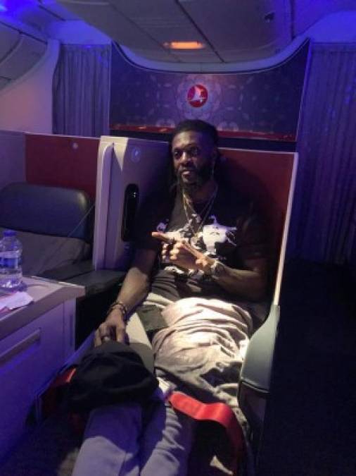 El Olimpia de Paraguay anunció desde el martes la contratación de Emmanuel Adebayor, de 36 años. En la imagen, el atacante cuando iba en el avión camino a Asunción.