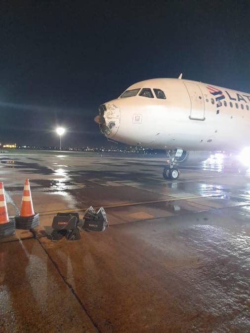  La aeronave realizó un aterrizaje de emergencia en el aeropuerto internacional Silvio Pettirossi de Luque, en Asunción, tras perder uno de los motores durante la tormenta.