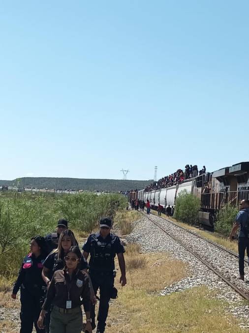 Encima de vagones permanecen migrantes tras paralización de trenes
