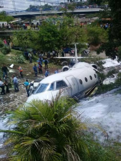 En el avión no quedó nadie atrapado, confirmó uno de los bombero que llegó al lugar.<br/>