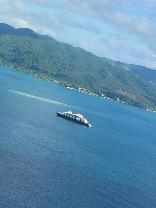 El crucero Le Dumont D’ Urville ofrece vistas al mar que impregnan cada cabina de una atmósfera propicia para la relajación y la escapada exótica. Los 200 turistas que llegaron a bordo de la embarcación disfrutaron de los diferentes sitios turísticos de la paradisiaca isla.