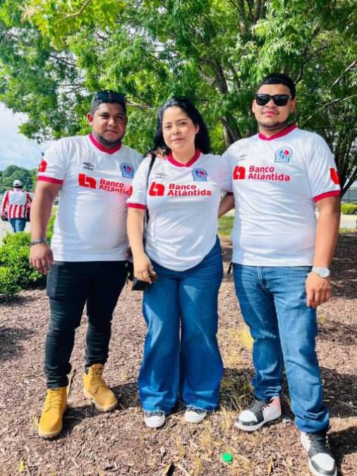 Los sampedranos Keifer Mejía, Damurth Zúniga y Albin Zúniga bien identificados con camisetas del Olimpia.