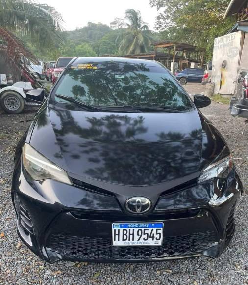 Esa misma noche del domingo, las cámaras de vigilancia captaron el carro turismo negro, con placa HBH 9545, en el que viajaban las cuatro personas en el sector de Brick Bay, con rumbo a Monte Placentero.