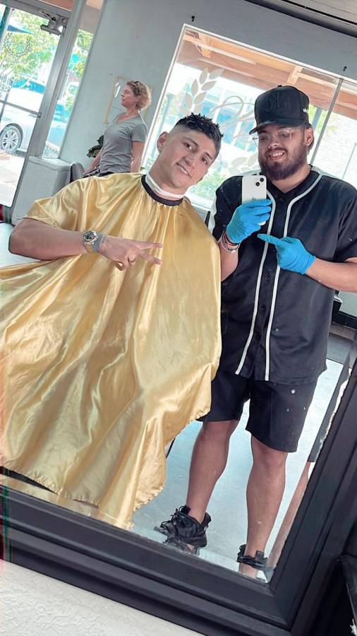 El mexicano Alan Pulido es otro fiel cliente del barbero catracho.