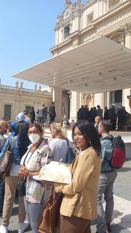 La argentina Claudia Vittoria Sala le regaló unas empanadas al Papa durante su visita al Vaticano.
