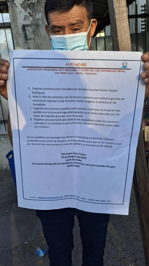 Pacientes renales exigen destitución del director del IHSS