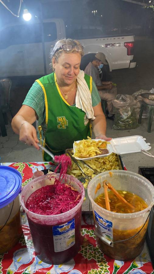 Doña Juana Cruz vende asados en el eestadio Olímpico y envió un poderoso mensaje a las mujeres.