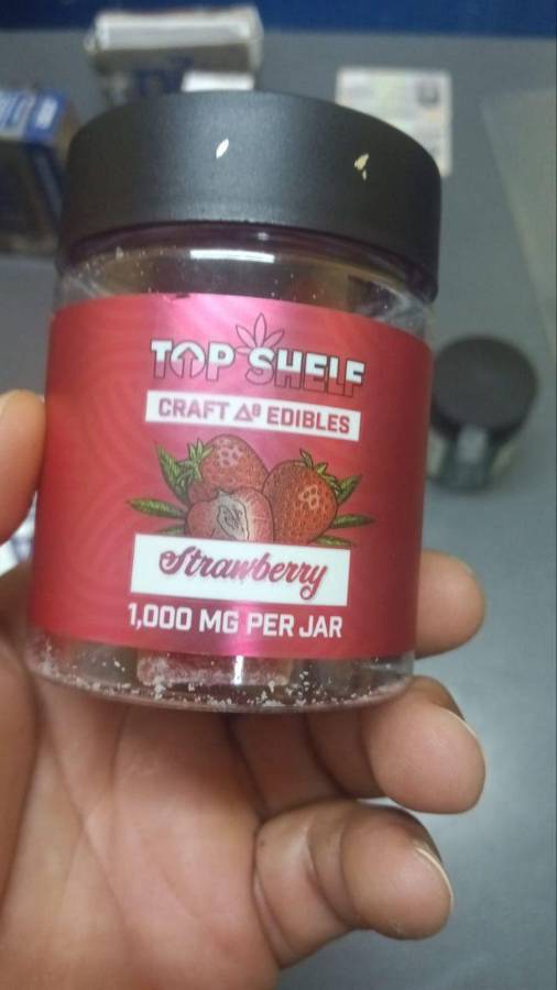 Frasco decomisado de las gomitas hechas de marihuana.