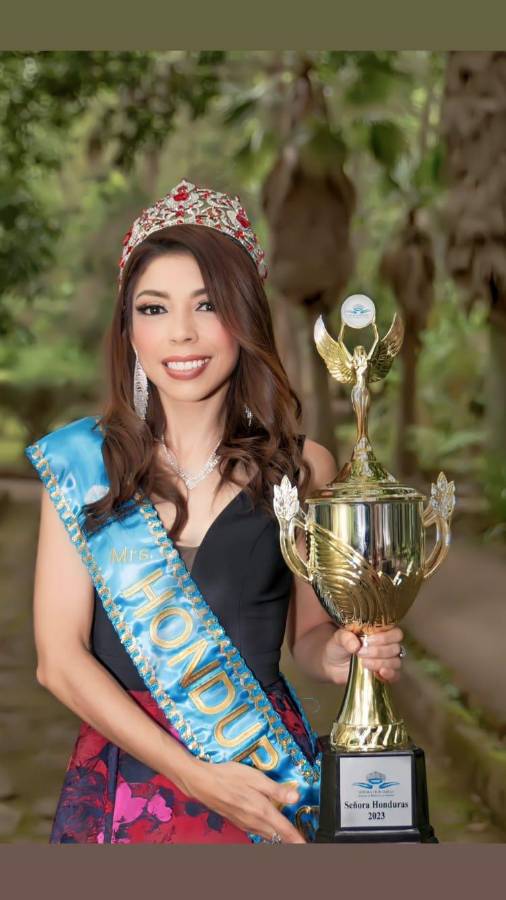 Cintya con su trofeo y banda del “Señora Honduras 2023”.