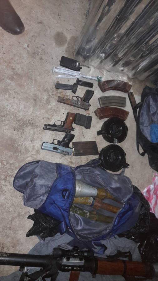 También encontraron varias armas de fuego y municiones.