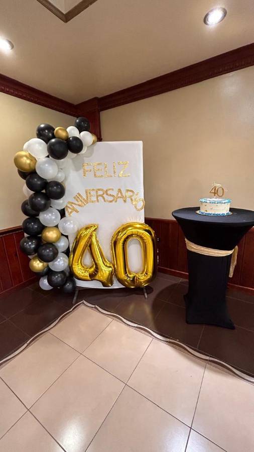 El pastel y decoración alusiva al 40 aniversario no pudo faltar.