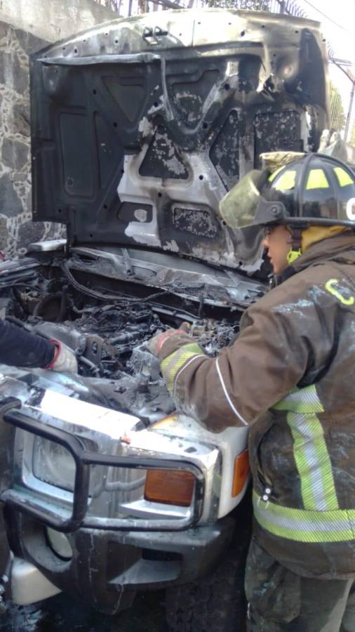 La camioneta de Alfredo Adame tras ser controlado el incendio.