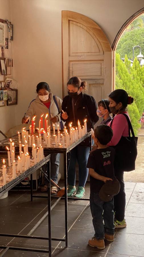 Miles de devotos cumplen promesas y peregrinan al Cristo Negro de Quezailica