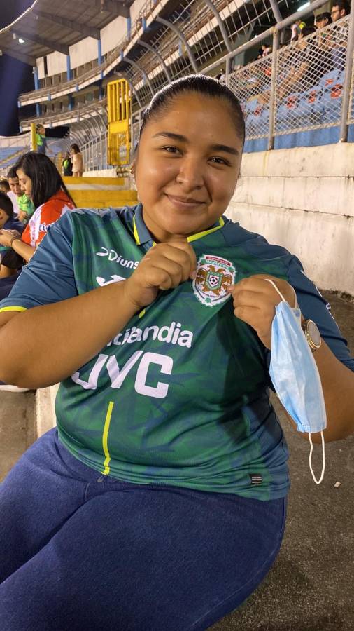 Nicole Arévalo, aficionada verdolaga, asistió al estadio para apoyar a su equipo y envió un mensaje a las mujeres catrachas,