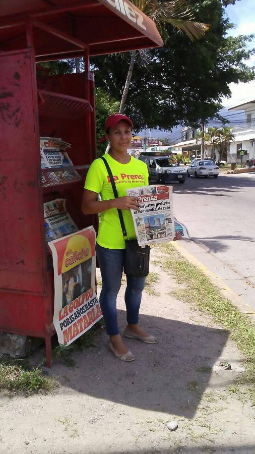 La joven madre vendió periódicos de Grupo OPSA para sostener su hogar.