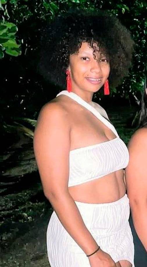 Dione Solórzano, era madre de dos niños uno de 8 años de edad y un pequeño de 3 años, era además, hija única y estuvo en el año 2023 trabajando en Alaska, Estados Unidos.