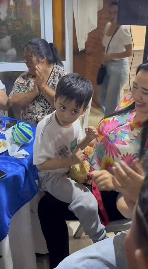 Mientras tanto, Felipe continúa con su vida cotidiana, asistiendo a la escuela, jugando con amigos y yendo al dentista. 