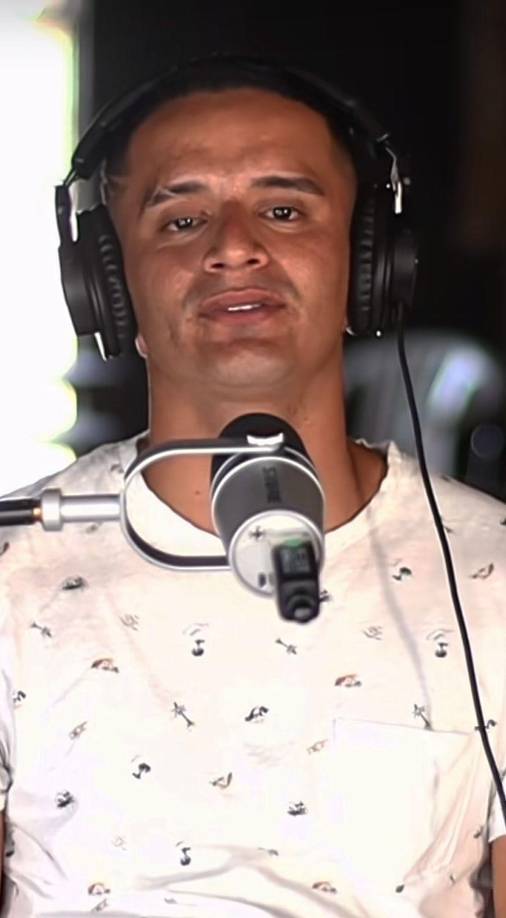 En el podcast El Showsero, Neeki reveló que vendía sus propios tenis para financiar su consumo de drogas, engañando a su madre al hacerle creer que se los robaban otras personas.