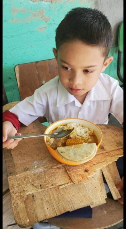 En el suelo reciben clases niños de El Merendón de San Pedro Sula