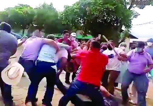 Militantes de Libre y personal médico del hospital de El Progreso desataron ayer lunes una batalla campal en las afueras del nosocomio.