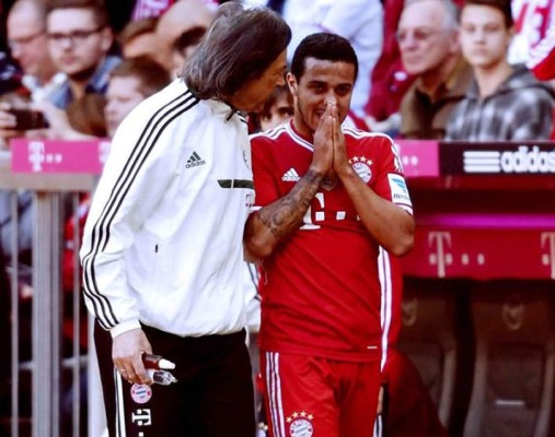 Thiago Alcántara se lesiona una rodilla y será baja de 6 a 8 semanas