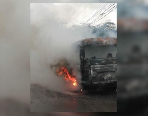 Fuego consume un bus rapidito en Tegucigalpa