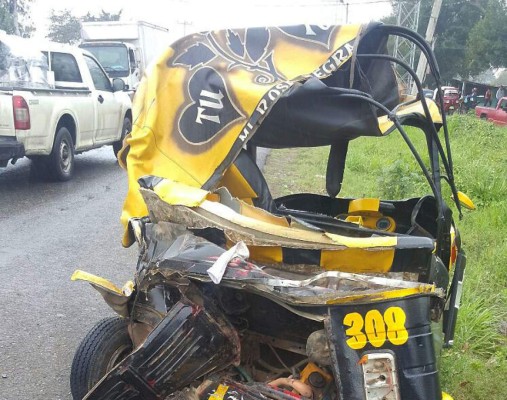 Anciana y su hija resultan heridas en choque entre mototaxi y camioneta