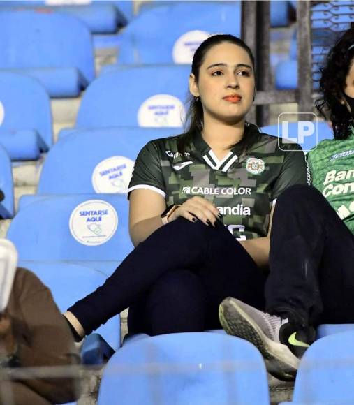 Otra guapa aficionada del Marathón en el estadio Olímpico.