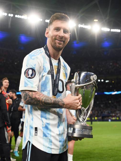 Lionel Messi posando con el trofeo de campeón de la Finalissima.