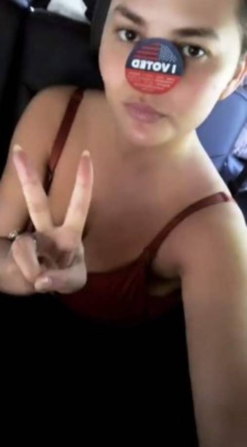 La modelo Chrissy Teigen, una acérrima crítica de Trump y sus políticas migratorias y de armas, dejó constancia de su voto en su Instagram Stories.