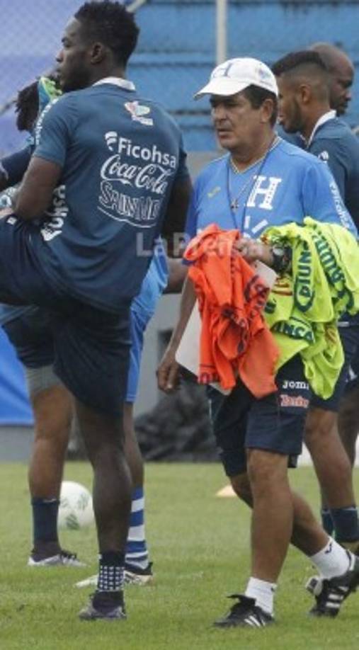 Jorge Luis Pinto está pendiente de todo en los entrenamientos.
