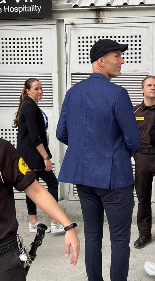 El entrenador Zinedine Zidane decidió llegar a disfrutar del clásico. El extécnico del Real Madrid disfrutó del triunfo de su equipo.