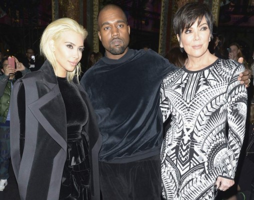 La celebridad está en Francia con su esposo y su madre.