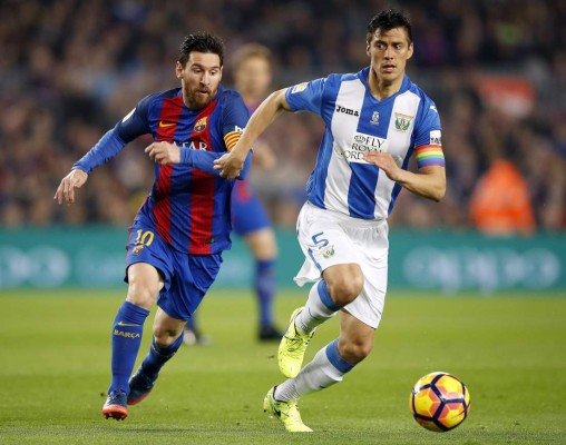 GRA435. BARCELONA, 19/02/2017.- El delantero argentino del FC Barcelona Lionel Messi (i) persigue al defensa argentino del Leganés Martín Mantovani durante el partido correspondiente a la 23 jornada de Liga que ambos equipos disputan esta noche en el Camp Nou de Barcelona. EFE/Alberto Estévez