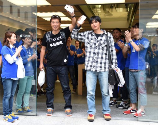 Es el primero en comprar el Iphone 6 y se le cae de la emoción