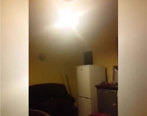 En video mujer demuestra que su casa está embrujada