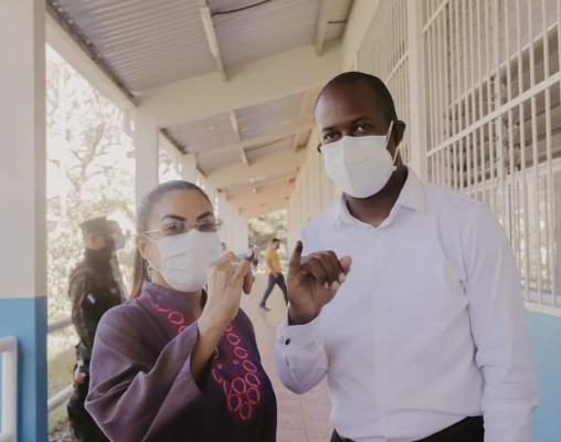 Jerry Sabio, alcalde de La Ceiba, ejerce el sufragio: 'Tenemos la confianza que cada ceibeño está tomando la mejor decisión'