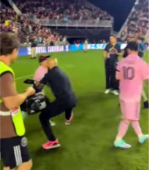 Después de saludar a los aficionados, un niño con la camiseta del Inter Miami entró a la cancha buscando al argentino, pero su guardaespaldas reaccionó rápido para frenarlo. El pequeño luchó para poder saludar a Leo.