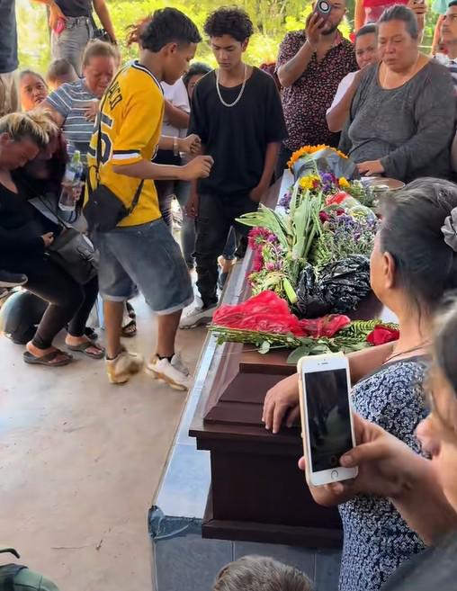 Con bailes al ritmo del tra, tra despiden a joven asesinado en Tegucigalpa
