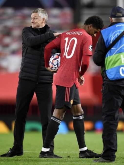 Ole Gunnar Solskjaer felicitó a su jugador Marcus Rashford por los tres goles. El inglés se llevó el balón por el triplete.