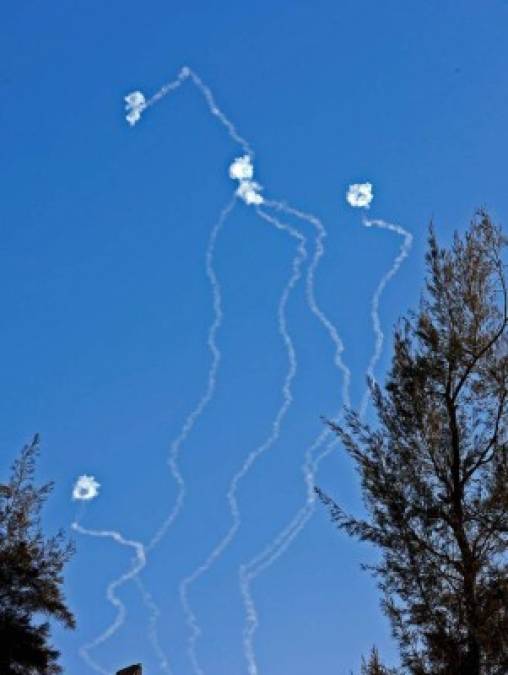 El sistema antimisiles israelí intercepta los cohetes lanzados desde Gaza y el Líbano contra Tel Aviv.