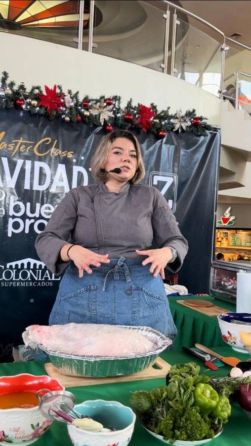 La chef Carla Bonilla preparó la pierna de cerdo navideña.