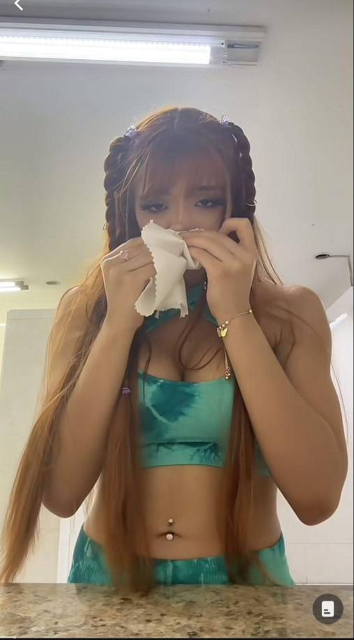 “Manas no quedé en la competencia de porristas y no iré a las competencias. Pues me acabo de dar cuenta ahorita, literalmente me vine al baño a llorar un poco, no sirvo para nada(...) Saqué un punto de 10 puntos, para que entiendan más de 5 puntos era sí pasaste y pues claramente no pasé, pero hay que seguir practicando”, compartió Yeri con sus seguidores.