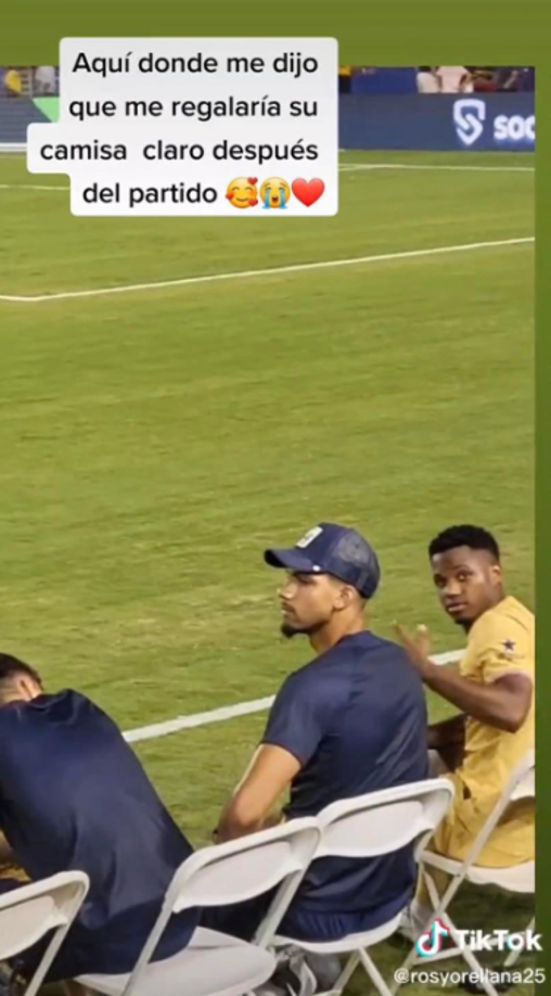 “¡Soy tu fan número uno! Me voy a matar si no me mirás”, siguió gritando Orellana y fue ahí cuando Ansu Fati volteó a verla. El jugador le indicó con sus manos que después del partido le iba a dar el autógrafo, pero el joven crack le dio otro regalo.